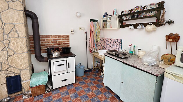 Kuchy� je za��zena prost�, ale ��eln�, jak se na chalupu slu�� a pat��.