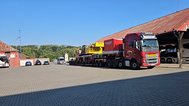 Inspekce silni�n� dopravy (INSID) zastavila v noci na �tvrtek na Ostravsku soupravu p�et�enou o 57 tun. P�ev�ela je��b z n�meck�ho Magdeburku do P�erova.