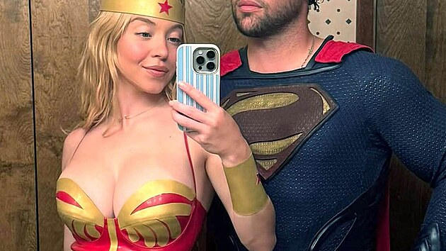 Sydney Sweeney coby Wonder Woman a Scooter Braun jako Superman (24. srpna 2026)