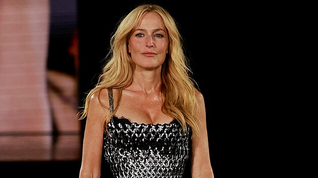 Gillian Andersonov� na show zna�ky L�Oreal v Pa��i (29. z��� 2025)