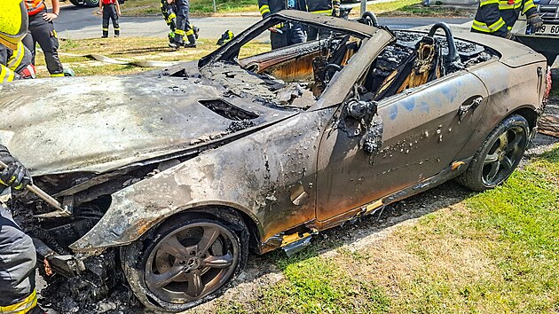 Hasi�i v P�erov� likvidovali po��r gar�e, ve kter� sho�el i mercedes. (20. srpna 2026)