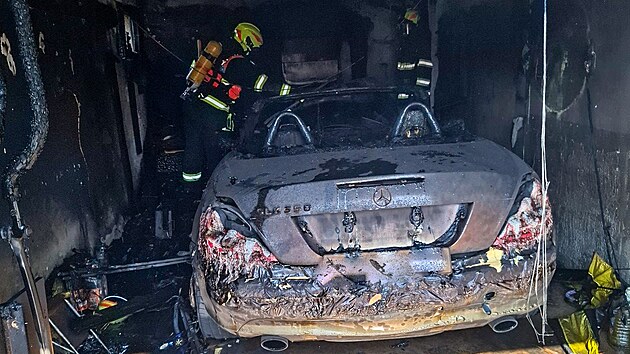 Hasi�i v P�erov� likvidovali po��r gar�e, ve kter� sho�el i mercedes. (20. srpna 2026)
