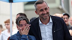 Volební lídr AfD v Sasku-Anahltsku Ulrich Siegmund s dojatou voli�kou v Dessau...