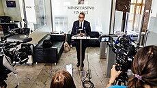 Ministr páce a sociálních v�cí Ale� Juchelka na tiskové konferenci po jednání o...