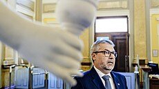 Ministr zem�d�lství Martin �ebestyán (za SPD) p�ichází na jednání vlády. Ta má...
