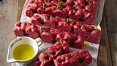 Focaccia z �ervené �epy s olivami