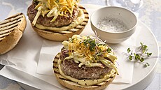 Vep�ové burgery s jable�ný coleslawem