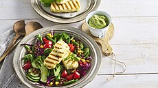 Pestrý salát s halloumi a �o�kou