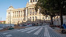 Práce na obnov� trati nad Národním muzeem. Tra� ve �krétov� ulici je tém��...