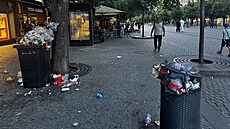 P�etékající popelnice. Na Václavském nám�stí jde podle místních obyvatel o...
