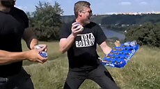 Filip Turek hází jogurty po kamarádovi na pra�ské Bab�.