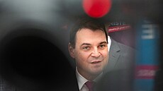 Petr Macinka na tiskové konferenci Motorist� ve Sn�movn�. (25. srpna 2026)