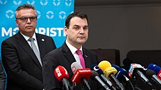 Petr Macinka na tiskové konferenci Motorist� ve Sn�movn�. (25. srpna 2026)