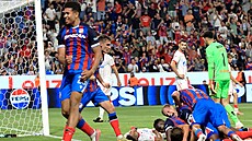 Plze�tí hrá�i slaví gól v utkání s Crvenou zvezdou B�lehrad.
