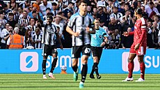 Anthony Elanga z Newcastlu slaví trefu v utkání s Liverpoolem.
