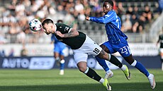 Jablonecký Martin Cedidla hlavi�kuje v utkání s Glasgow Rangers.