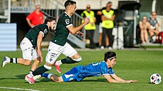 Daisuke Yokota z Glasgow Rangers padá v zápase s Jabloncem.