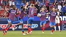 Hrá�i Plzn� slaví gól proti Crvene zvezd� B�lehrad.