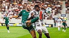 Hradecký Abdullahi Umar v zápase s Panathinaikosem.