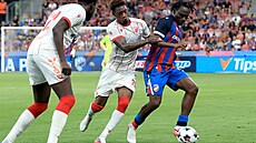 Prince Adu z Plzn� si kryje mí� v utkání s Crvenou zvezdou B�lehrad.