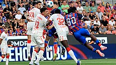Plze�ský Prince Adu v souboji v utkání s Crvenou zvezdou B�lehrad.