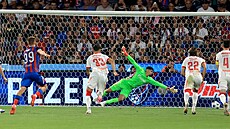Plze� prom��uje penaltu v zápase s Crvenou zvezdou B�lehrad.