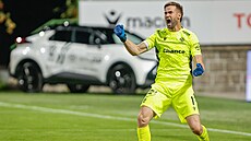 Jablonecký Jan Hanu� slaví chycenou penaltu v zápase s Glasgow Rangers.