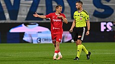 Pardubický kapitán Michal Hlavatý diskutuje s rozhod�ím Vítem Zaoralem v utkání...