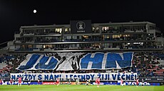 Choreo olomouckých fanou�k� v utkání s Pardubicemi na po�est zesnulého trenéra...