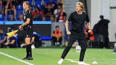 Plze�ský trenér Radoslav Ková� v zápase s Crvenou zvezdou B�lehrad.