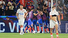Plze�tí hrá�i slaví gól proti Crvene zvezd� B�lehrad.