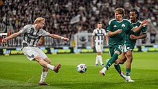 Hradecký Tom Slon�ík st�ílí v zápase s Panathinaikosem.