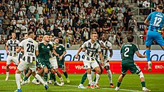 Hradecký gólman Adam Zadra�il hlavi�kuje v utkání s Panathinaikosem.