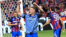 Plze�ský Luká� �erv se raduje v utkání s Crvenou zvezdou B�lehrad.