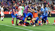 Plze�tí hrá�i se radují z gólu v utkání s Crvenou zvezdou B�lehrad.