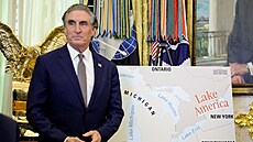 Americký ministr vnitra Doug Burgum stojí u mapy b�hem podpisu výkonného...
