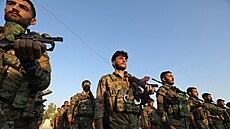 Kurd�tí bojovníci z brigády Kámi�lí se ú�astní vojenské p�ehlídky b�hem poh�bu...