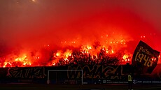 Fanou�ci polského �t�tína odpalují pyrotechniku v utkání s Wislou Krakov.