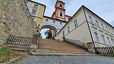 Oprava se týkala nejen schodi�t�, ale také sloupk� a bo�ních podest....