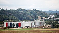 Hrubá stavba logistického centra 7R Park Lavi�ky u exitu 141 D1. V pozadí je...