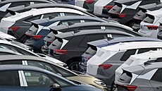V závod� Volkswagenu ve Zwickau se nakládají nová auta k dodání. Generální...