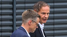 Generální �editel Volkswagenu Oliver Blume (vpravo) opou�tí závod VW ve Zwickau...