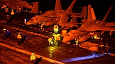 Stíha�ky Super Hornet na palub� americké letadlové lodi USS George Washington....