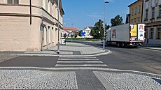 Dolní �ást Dlouhé ulice v Litom��icích s novým chodníkem z kamenné dla�by....