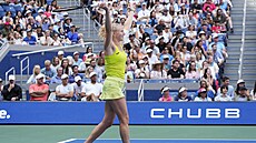Kate�ina Siniaková slaví postup do �tvrtfinále smí�ené �ty�hry na US Open.