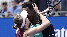 Gael Monfils a jeho partnerka i spoluhrá�ka Elina Svitolinová po postupu p�es...