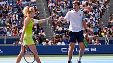 Kate�ina Siniaková se raduje z vyhraného bodu b�hem �tvrtfinále mixu na US Open.