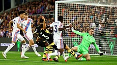 Dean Henderso� z Crystal Palace zasahuje v zápase s Manchesterem City.