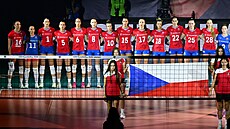 �eské volejbalistky b�hem úvodního ceremoniálu p�ed utkání s Ukrajinou.