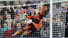 Gianluigi Donnarumma nedosáhl na p�ímý kop domácího Pina.